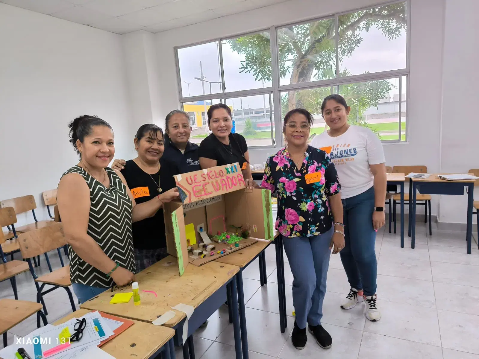 La docente Yina Vélez junto a otras docentes presentando cómo sería una unidad educativa del siglo XXI. (De izq. a der.)